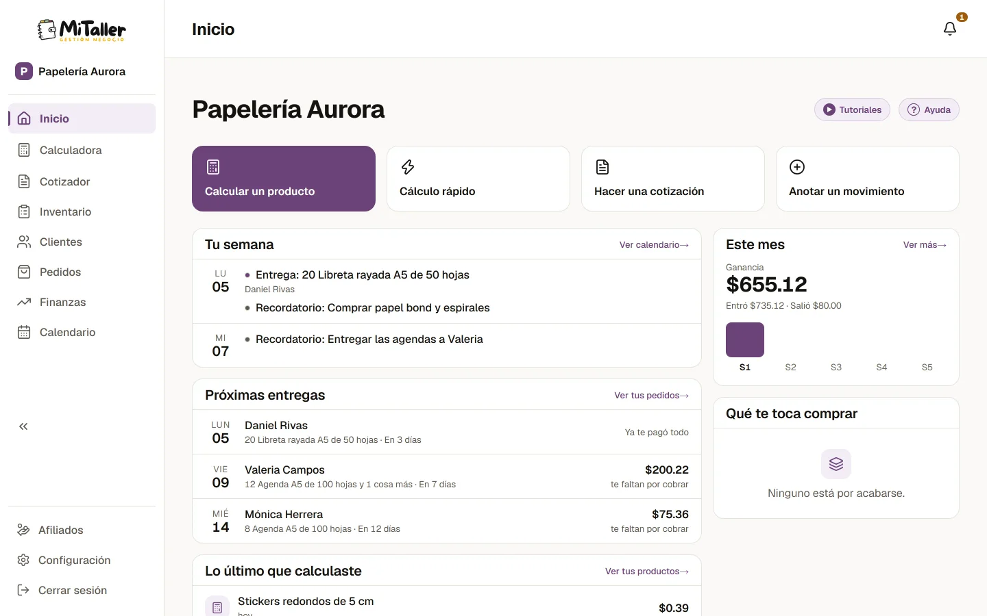Makria en una laptop y, delante, la misma pantalla en un teléfono.