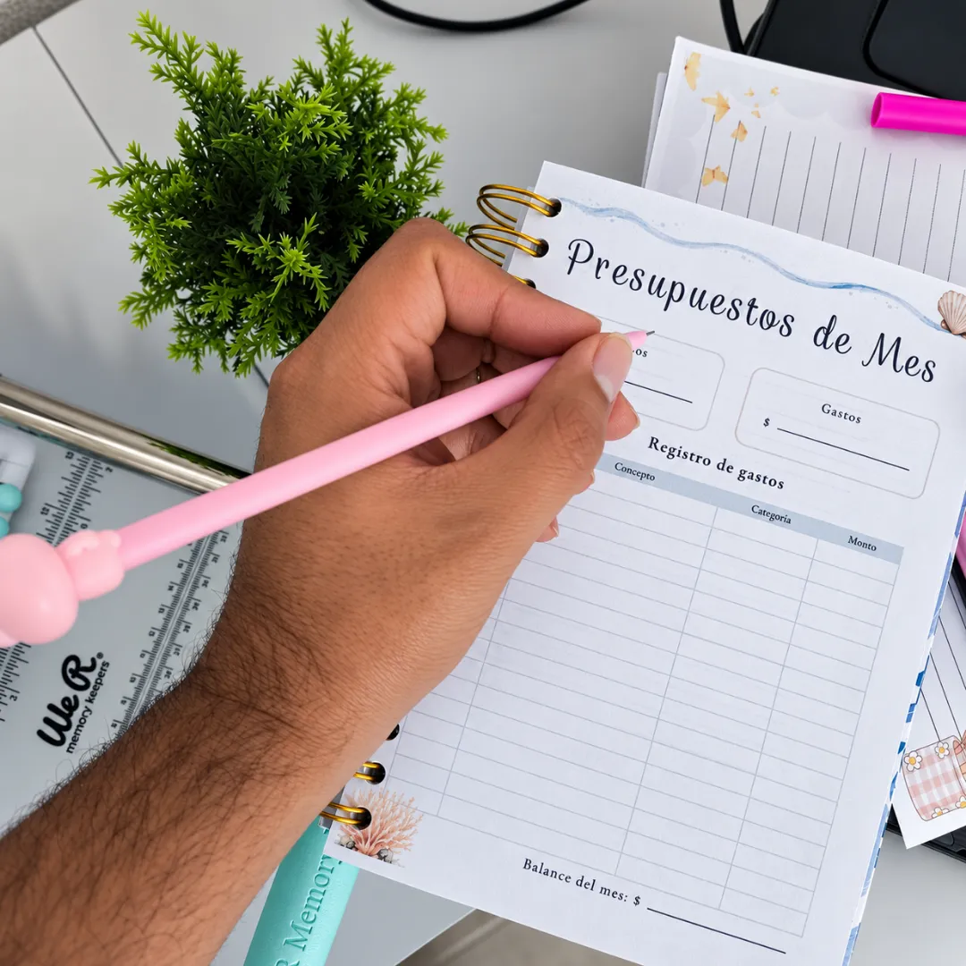 El taller de Agendas Imprimibles: papel, espirales y la mesa de trabajo.